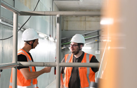 Onder de brug gebeurt het: Leon leert en werkt in Zeeland